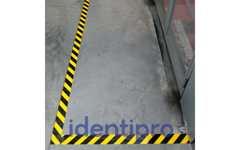 Toughstripe COLD Floor Tape 102mm x 30m roll - black/yellow Toughstripe COLD Floor Tape 102mm x 30m roll - black/yellow